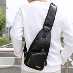 Borsa a tracolla singola da uomo in pelle PU impermeabile per il tempo libero con porta di ricarica USB e foro per le cuffie