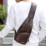 Borsa a tracolla singola da uomo in pelle PU impermeabile per il tempo libero con porta di ricarica USB e foro per le cuffie