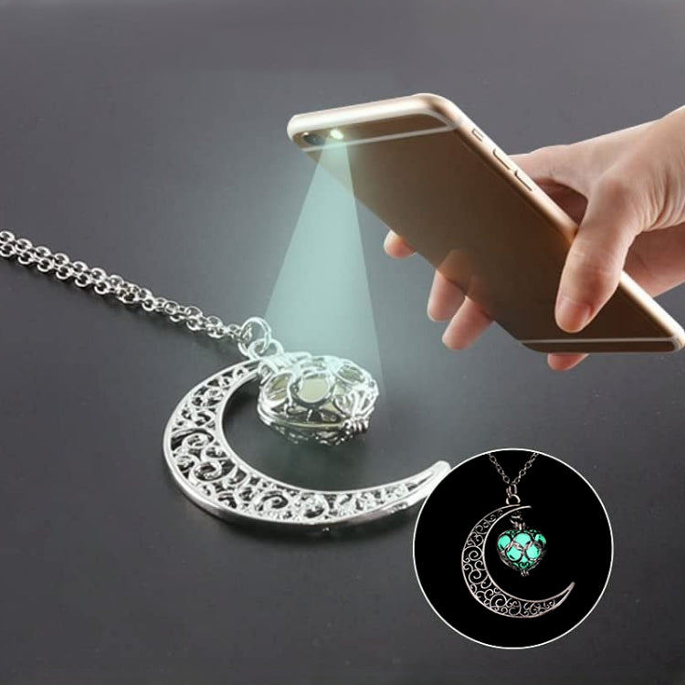 Gioielli da donna con collana di ciondoli con gemme luminose e luna splendente