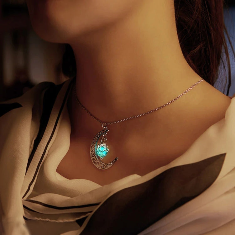 Gioielli da donna con collana di ciondoli con gemme luminose e luna splendente