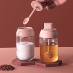 3 pezzi di nastro macaron, coperchio a prova di umidità, cucchiaio, un barattolo di condimento, bottiglia di condimento in vetro con etichetta, Seasoning Bottle, Honey Bottle, Brush Oil Bottle