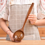 Pentola antiaderente Pala in legno Teak Pentola Pala Stoviglie, Sweet Spoon, Saving Spoon, Bent Spoon, Mixing Spoon, Filter Spoon, Curved Shovel, Thickened Oblique Shovel, Curved Spatula, Small Spoon, Medium Spoon, Long Handle Spoon                    ...