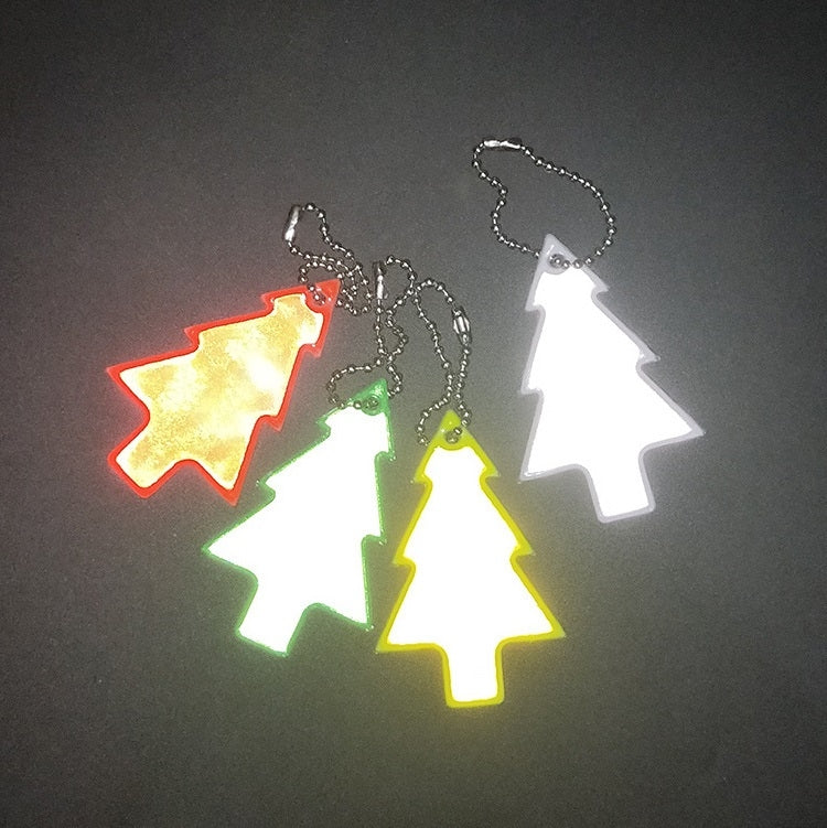 Ciondolo riflettente in PVC stile albero di Natale da 15 pezzi Portachiavi riflettente per la sicurezza del traffico notturno all'aperto Consegna colore casuale, Christmas Tree Style Keychain