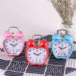 Orologio da tavolo muto da comodino a forma di mela per bambini. Sveglia digitale con campana in metallo