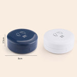 Scatola per medicinali portatile a otto griglie rotonde a doppio strato da 2 pezzi con taglierina, White, Blue