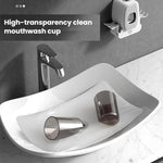 Sterilizzatore intelligente per spazzolini da denti con tecnologia UV e supporto da parete.