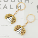 La forma dei girasoli in lega può aprire il pendente degli accessori con incisione a doppio lato, N2003-27 Ancient Gold Keychain, N2003-28 Ancient Gold Keychain, N2003-22 Ancient Gold Necklace, N2003-23 Ancient Silver Necklace