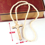 Collana con perline di legno incise al laser con croce