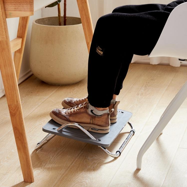 Poggiapiedi regolabile da posizionare sotto la scrivania per un'ergonomia ottimale in ufficio, con design anti-incrociamento delle gambe., Metal Tube Black, Metal Tube Gray