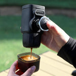Caffettiera portatile a pressione manuale, ideale per casa e viaggi.