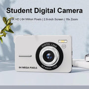 Fotocamera digitale entry-level CDF6 con fotocamera da 64 MP, registrazione video 4K, autofocus, schermo LCD da 2,8 pollici e flash integrato.
