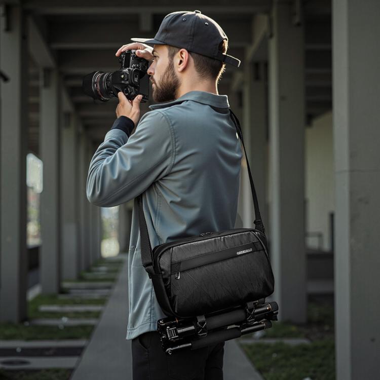 Borsa a tracolla da uomo QISEMIAN per fotocamera DSLR, resistente all'acqua, con divisori rimovibili e attacco per treppiede.