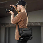 Borsa a tracolla da uomo QISEMIAN XK110 per fotocamera DSLR, resistente all'acqua, con divisori rimovibili e attacco per treppiede.