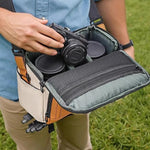 Borsa a tracolla QISEMIAN per fotocamera, resistente all'acqua, con attacco per treppiede e cinghia per il trasporto su trolley., XK0042 Orange, XK0042 Green