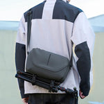 Borsa a tracolla da uomo QISEMIAN All-in-One per fotografia, con inserto rimovibile per fotocamera e supporto per treppiede.