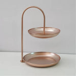 Vassoio decorativo a due livelli in ferro battuto, versatile, ideale per servire e presentare in feste e per l'uso quotidiano.