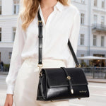 Borsa a tracolla piccola quadrata da donna Baellerry N8943 in pelle cerata vintage con fibbia in metallo, modello monospalla.