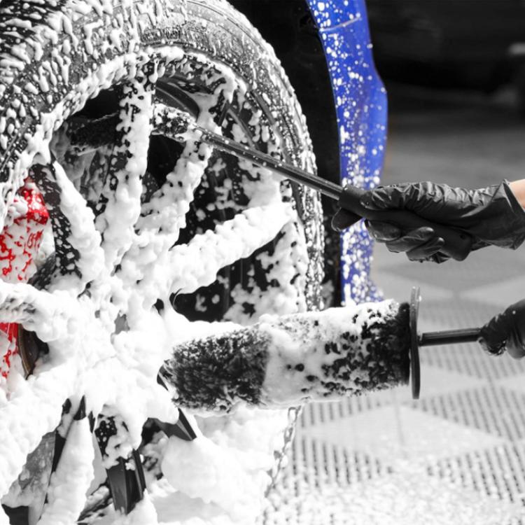 Spazzola per la pulizia di fessure e mozzi ruota dell'auto con fibre sintetiche in lana.