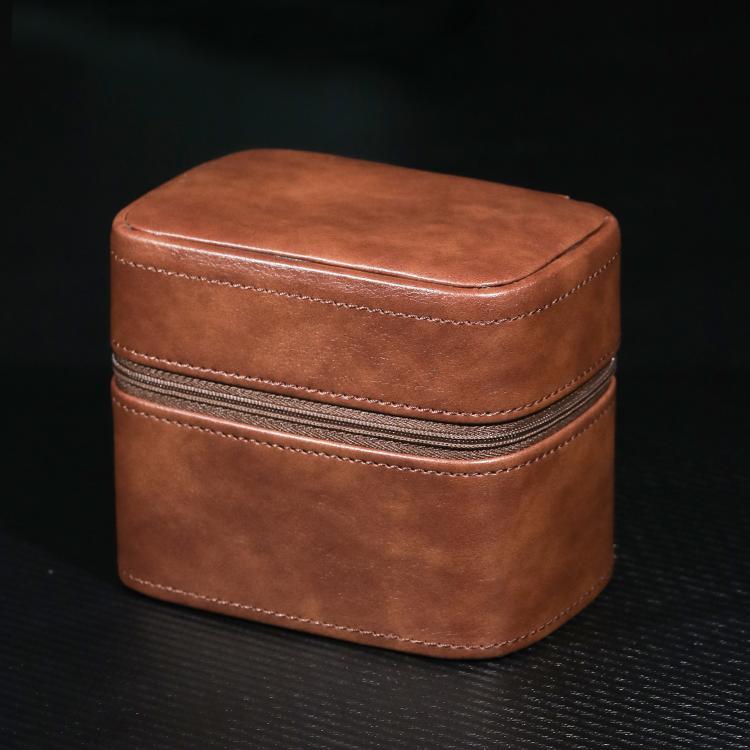 Custodia per orologio con motivo a giglio e astuccio in pelle con cerniera per riporre l'orologio.