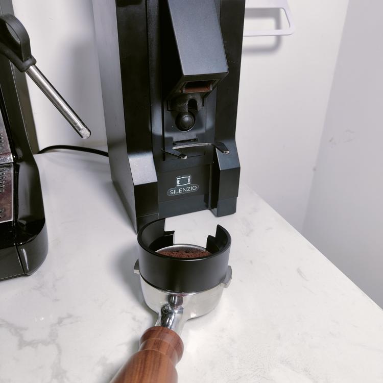 Anello dosatore magnetico da 58 mm per macinacaffè Eureka Mignon. L'imbuto dosatore per caffè riduce gli sprechi e la ritenzione di fondi di caffè.