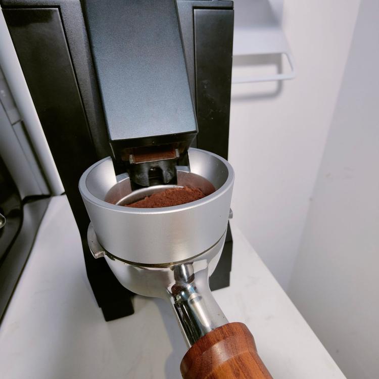 Anello dosatore magnetico da 58 mm per macinacaffè Eureka Mignon. L'imbuto dosatore per caffè riduce gli sprechi e la ritenzione di fondi di caffè.