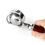 Cestello portafiltro di precisione con fondo sferico in acciaio inox da 58 mm per un'estrazione di caffè espresso ottimale.