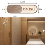 Cartello di stato per porte scorrevoli per camere riservate o libere. Etichetta autoadesiva effetto legno per sale da pranzo private e spa., Sliding Spas Sign