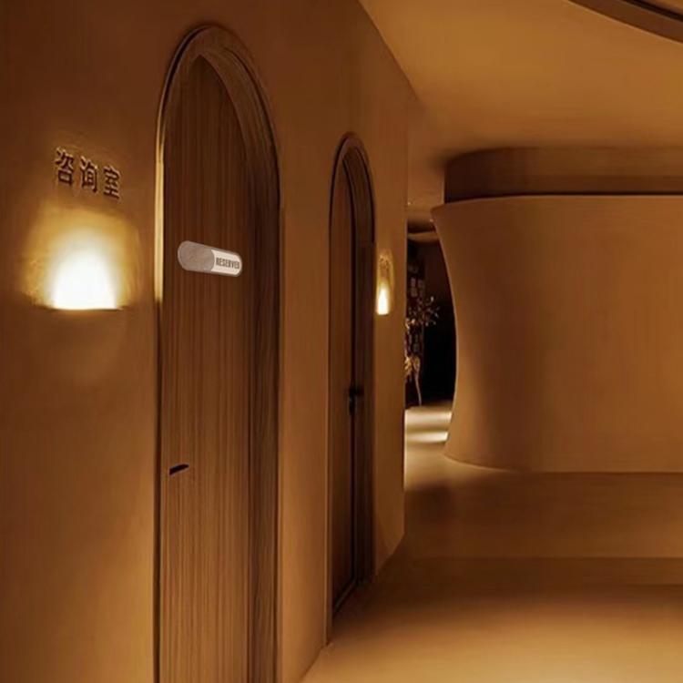 Cartello di stato per porte scorrevoli per camere riservate o libere. Etichetta autoadesiva effetto legno per sale da pranzo private e spa., Sliding Spas Sign