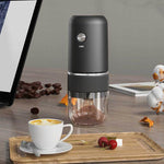 Macinacaffè elettrico portatile con macine in ceramica, macinatura regolabile, spegnimento automatico e ricarica tramite USB Type-C.