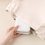 Pochette organizer portatile da viaggio per gioielli con texture in velluto effetto onde d'acqua, ideale per orecchini, collane, anelli e accessori.