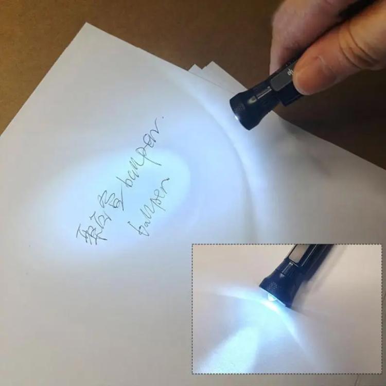 Penna multifunzionale 12 in 1 EDC con luce LED, righello, stilo, apribottiglie e punta magnetica per alleviare l'irrequietezza