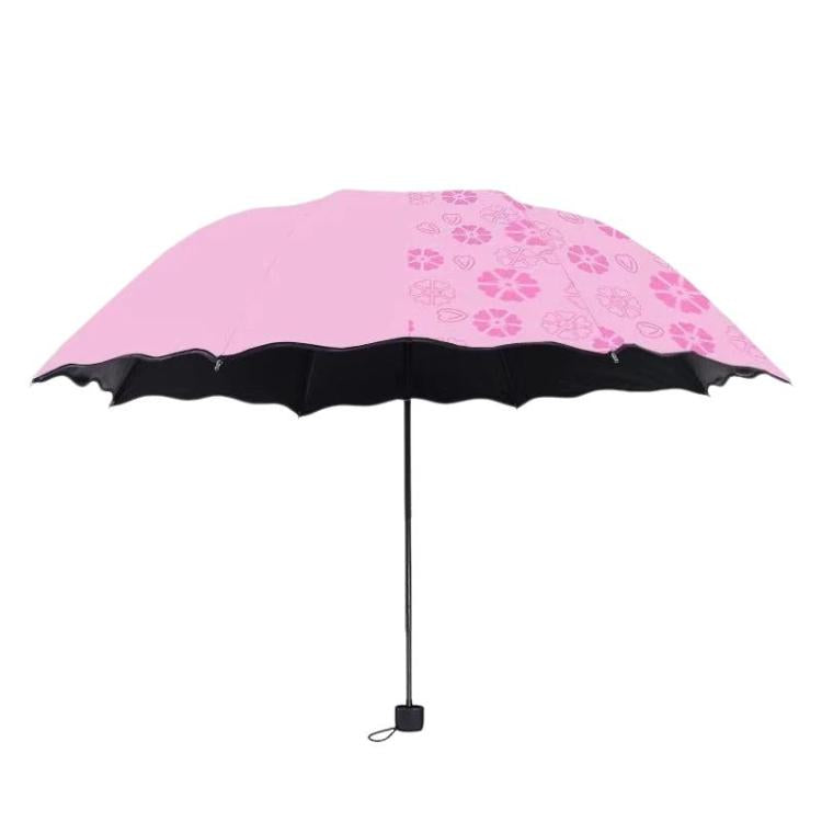 Ombrellone parasole in vinile nero a tre sezioni, rinforzato, che si apre anche da bagnato, ideale sia per le giornate di sole che per quelle di pioggia.