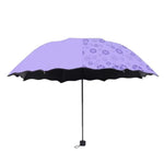 Ombrellone parasole in vinile nero a tre sezioni, rinforzato, che si apre anche da bagnato, ideale sia per le giornate di sole che per quelle di pioggia.
