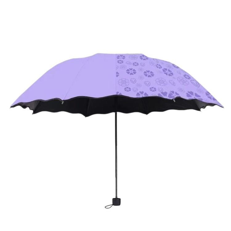 Ombrellone parasole in vinile nero a tre sezioni, rinforzato, che si apre anche da bagnato, ideale sia per le giornate di sole che per quelle di pioggia.
