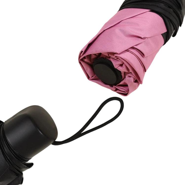 Ombrellone parasole in vinile nero a tre sezioni, rinforzato, che si apre anche da bagnato, ideale sia per le giornate di sole che per quelle di pioggia.