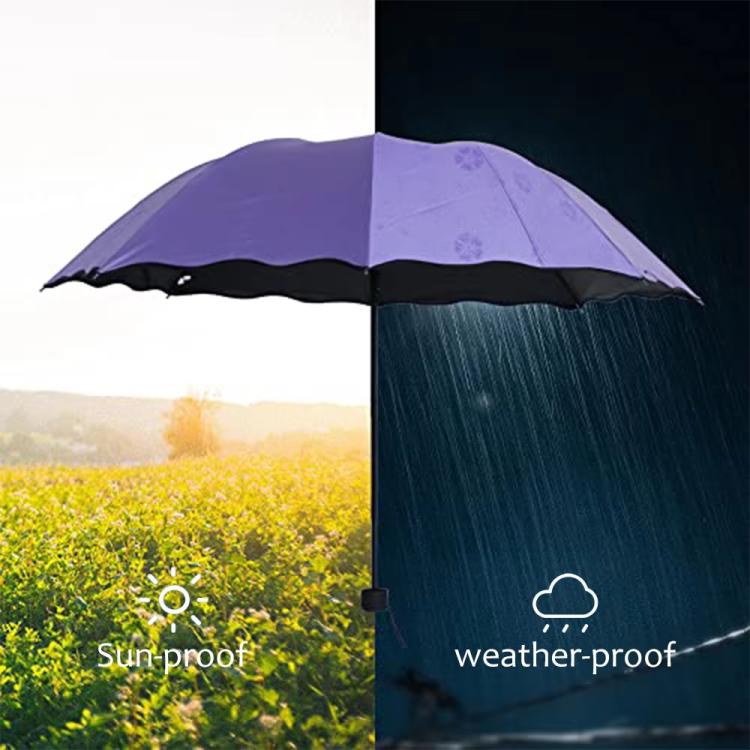 Ombrellone parasole in vinile nero a tre sezioni, rinforzato, che si apre anche da bagnato, ideale sia per le giornate di sole che per quelle di pioggia.