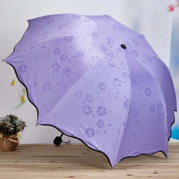 Ombrellone parasole in vinile nero a tre sezioni, rinforzato, che si apre anche da bagnato, ideale sia per le giornate di sole che per quelle di pioggia.