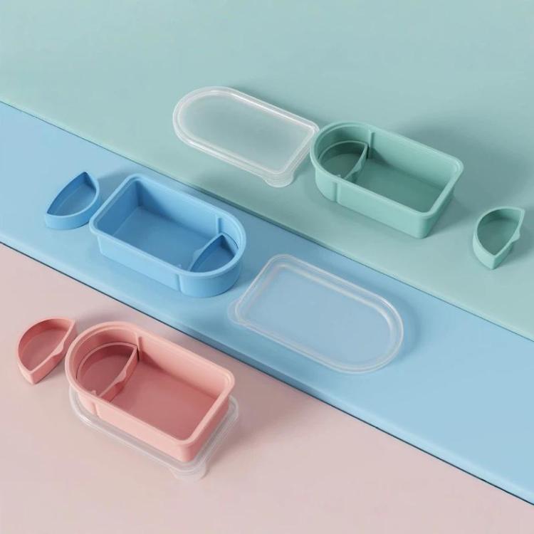 Contenitore per snack in silicone con scomparti per salse rimovibili, ideale per conservare alimenti in viaggio, per picnic e per la preparazione dei pasti.