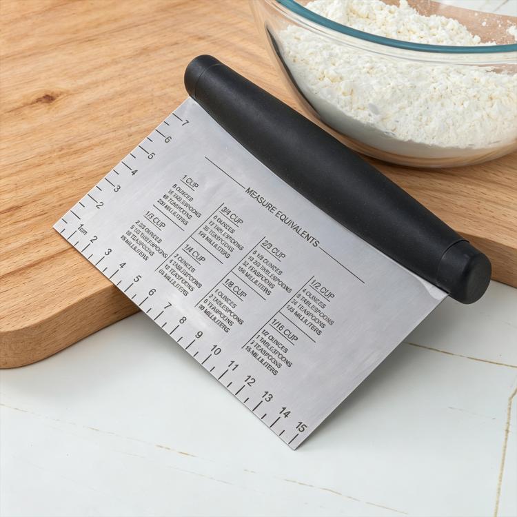 Spatola quadrata in acciaio inox LsCook con tacche di misurazione.