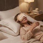 Maschera per dormire in finta seta satinata con bordo a volant, morbida e traspirante, oscurante, con elastico.