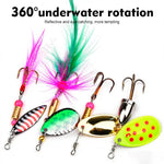 Set di 12 esche artificiali da pesca SOMYTE Spinnerbait con paillettes riflettenti rotanti a 360 gradi, piume e ami tripli.