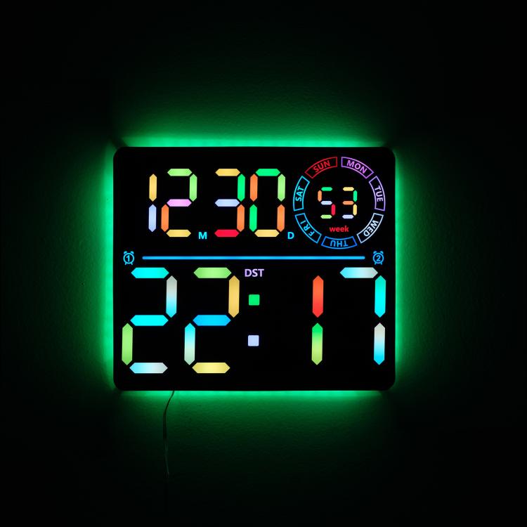Grande orologio digitale da parete a LED con cifre a colori RGB variabili, doppia sveglia e timer, ideale per palestra, ufficio e arredamento domestico.