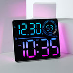 Grande orologio digitale da parete a LED con cifre a colori RGB variabili, doppia sveglia e timer, ideale per palestra, ufficio e arredamento domestico.