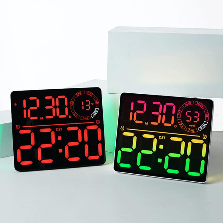 Grande orologio digitale da parete a LED con cifre a colori RGB variabili, doppia sveglia e timer, ideale per palestra, ufficio e arredamento domestico.