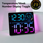 Grande orologio digitale da parete a LED con cifre a colori RGB variabili, doppia sveglia e timer, ideale per palestra, ufficio e arredamento domestico.