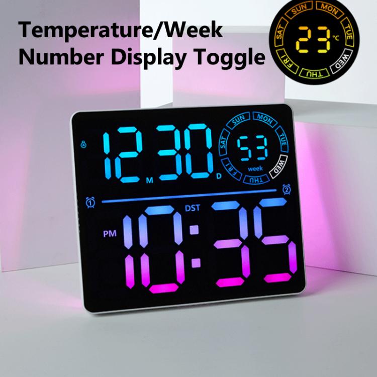 Grande orologio digitale da parete a LED con cifre a colori RGB variabili, doppia sveglia e timer, ideale per palestra, ufficio e arredamento domestico.