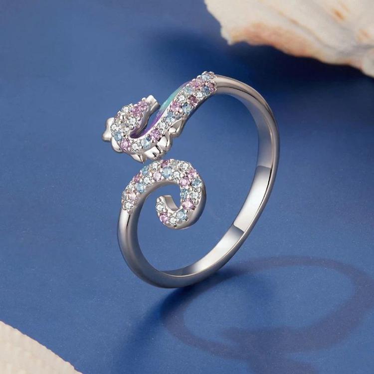 Anello regolabile con apertura a forma di cavalluccio marino, placcato rame e oro bianco.