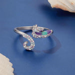 Anello regolabile con apertura a forma di cavalluccio marino, placcato rame e oro bianco.