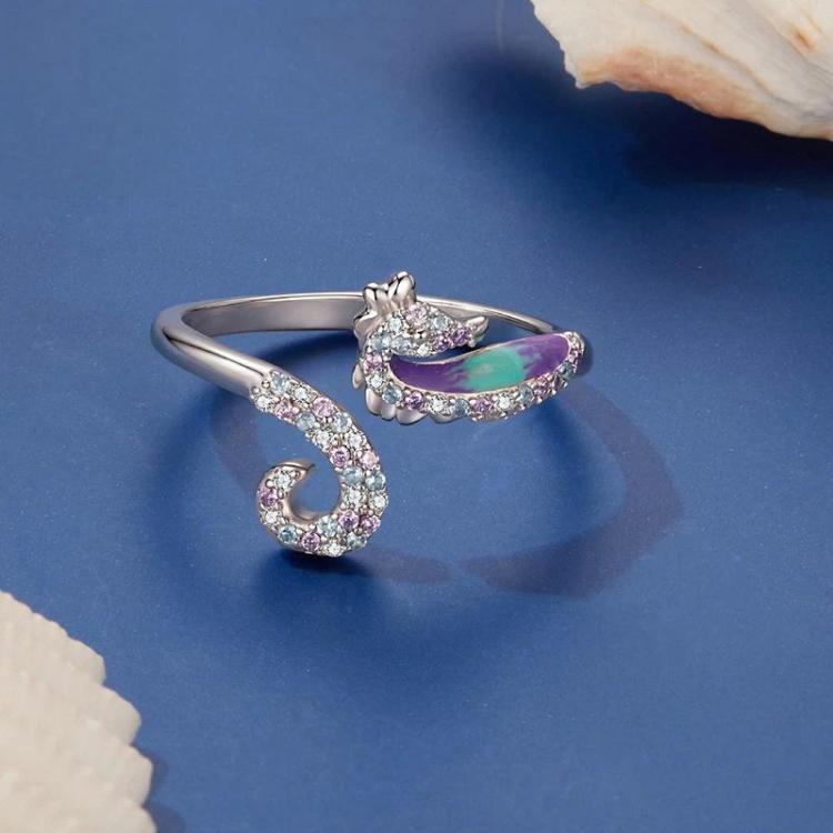 Anello regolabile con apertura a forma di cavalluccio marino, placcato rame e oro bianco.
