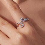 Anello regolabile con apertura a forma di cavalluccio marino, placcato rame e oro bianco.